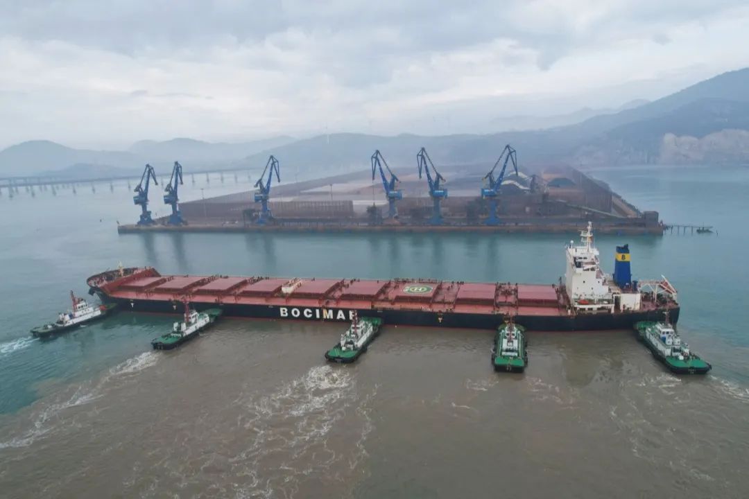 奋战开门红  福港拖轮圆满完成松下港区20万吨级散货船首靠任务.jpg